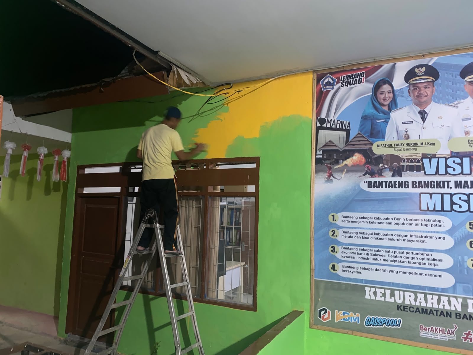 Malam Minggu Tanpa Bersantai, Perangkat Kelurahan Lembang Gotong Royong Benahi Aula Kantor
